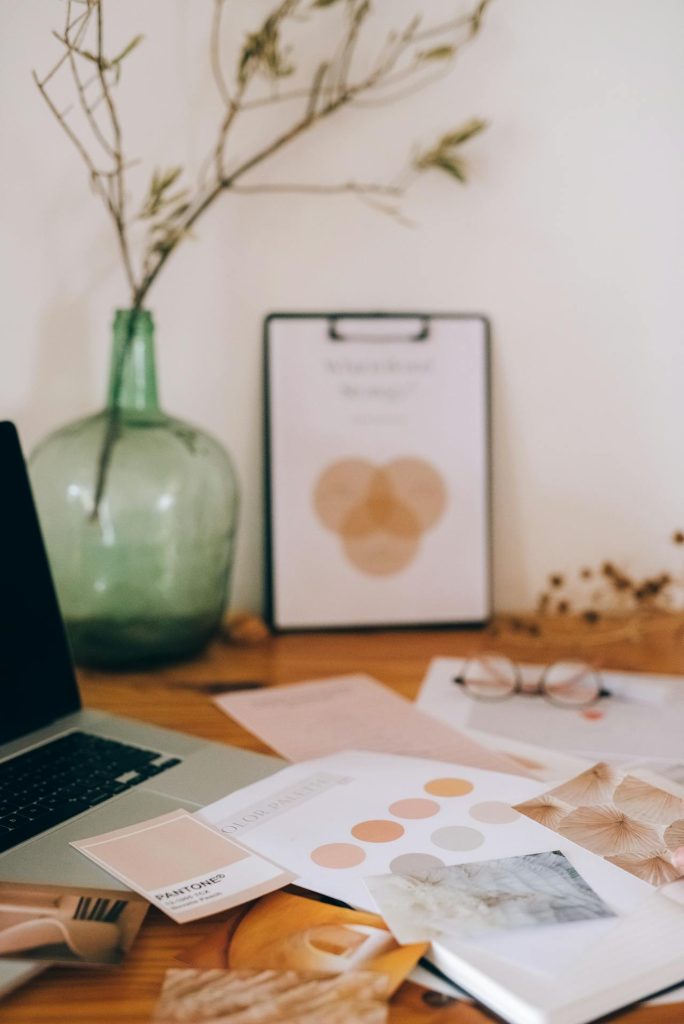 escritorio con paleta de colores y ordenador